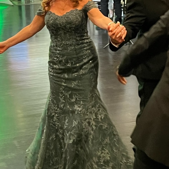 Selling mother of the bride dress worn once! Gorgeous ! - Picture 8 of 9